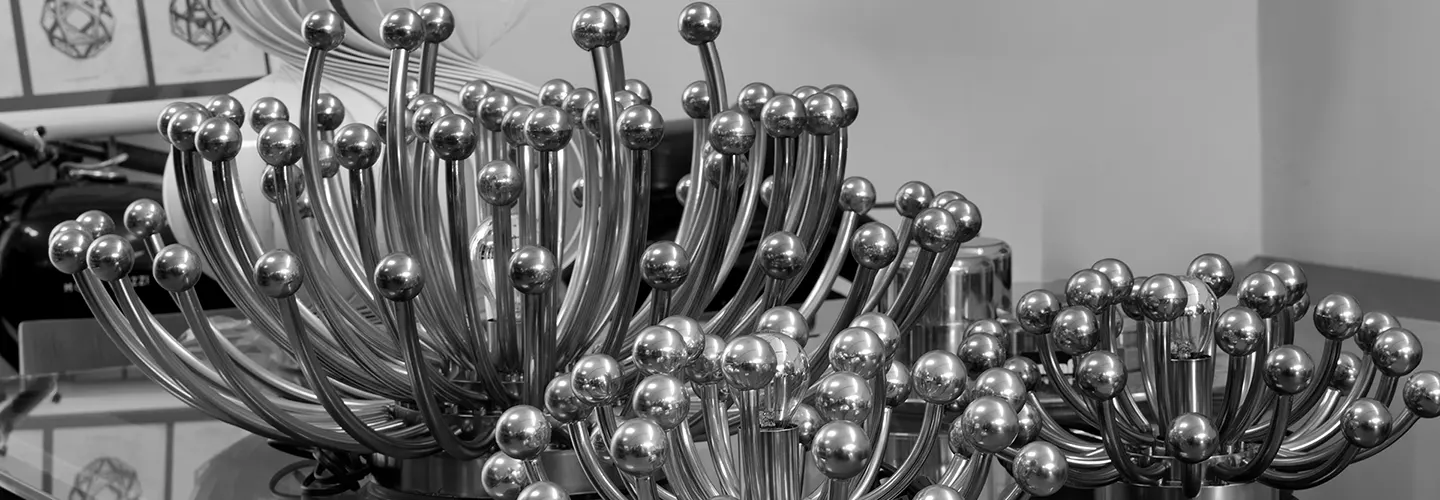 Lamps Pistillo Valenti*s on a crystal table bw